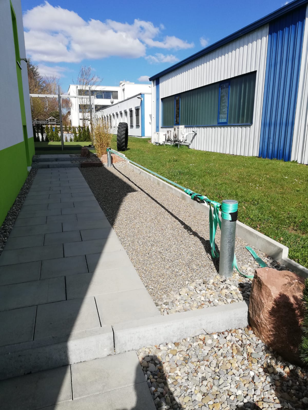 Außenanlage mit Garten und Zugangsweg
