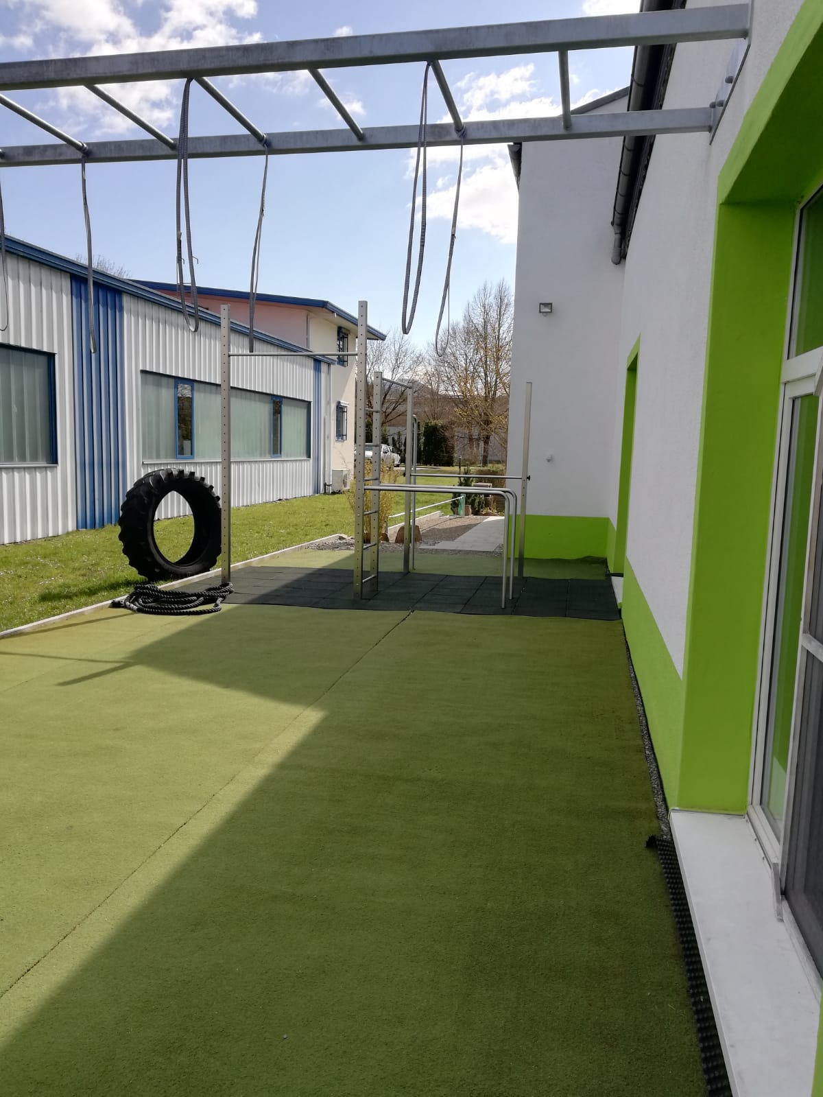 Outdoor-Trainingsfläche mit Kunstrasen